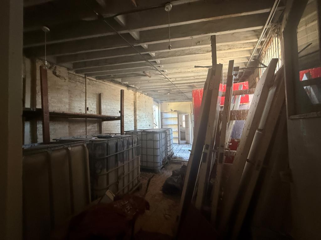 Lot: 90 - COMMERCIAL PROPERTY WITH POTENTIAL - Room at rear of building